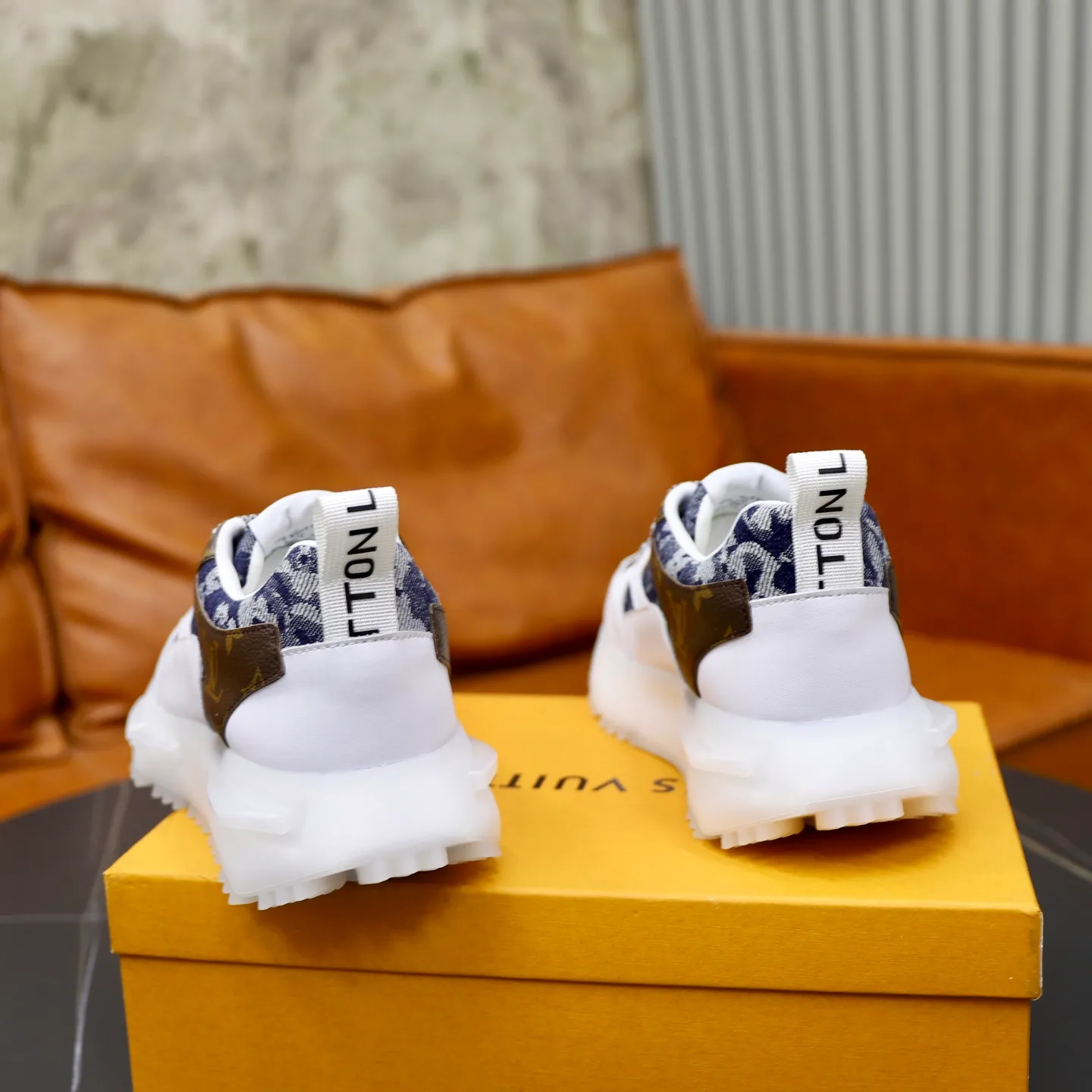 Ex-factory price: 462💰🙅‍♂️🙅‍♂️🙅‍♂️ Brand: LV Louis Vuitton Standard code: 38-44 (45 customized) Grade: Same as the official website Material: Original material splicing Comfortable and breathable lining Lightweight and wear-resistant sports outsole Style category: Men's fashionable casual shoes Running sneakers Distinguished luxury brand elements Top luxury Color: actual picture color